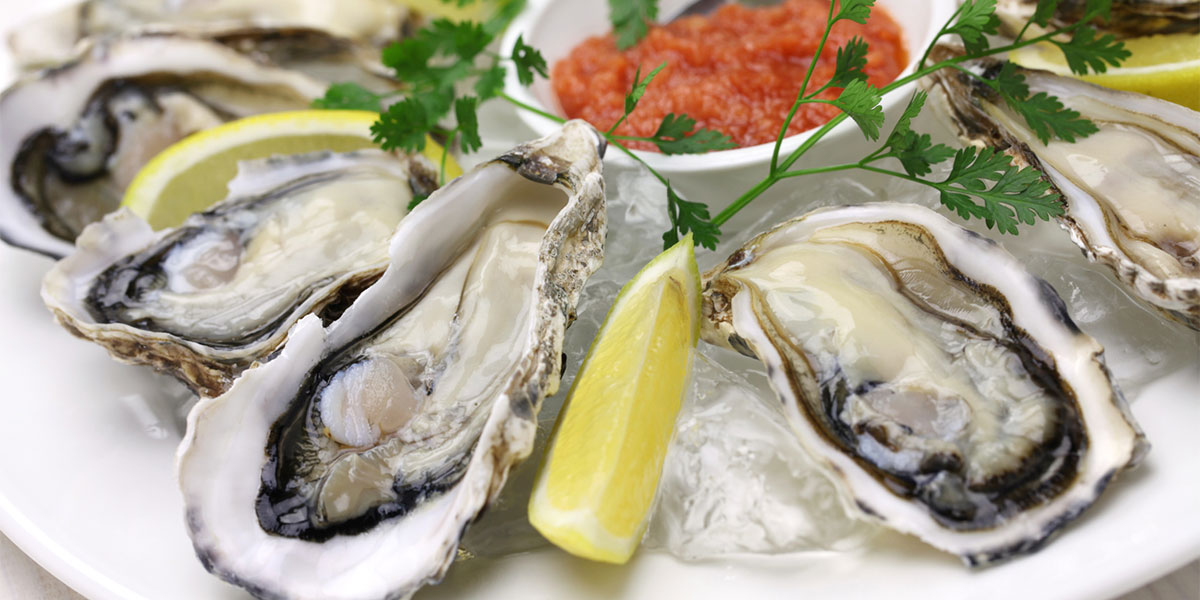 fresh oysters served with lemon wedge