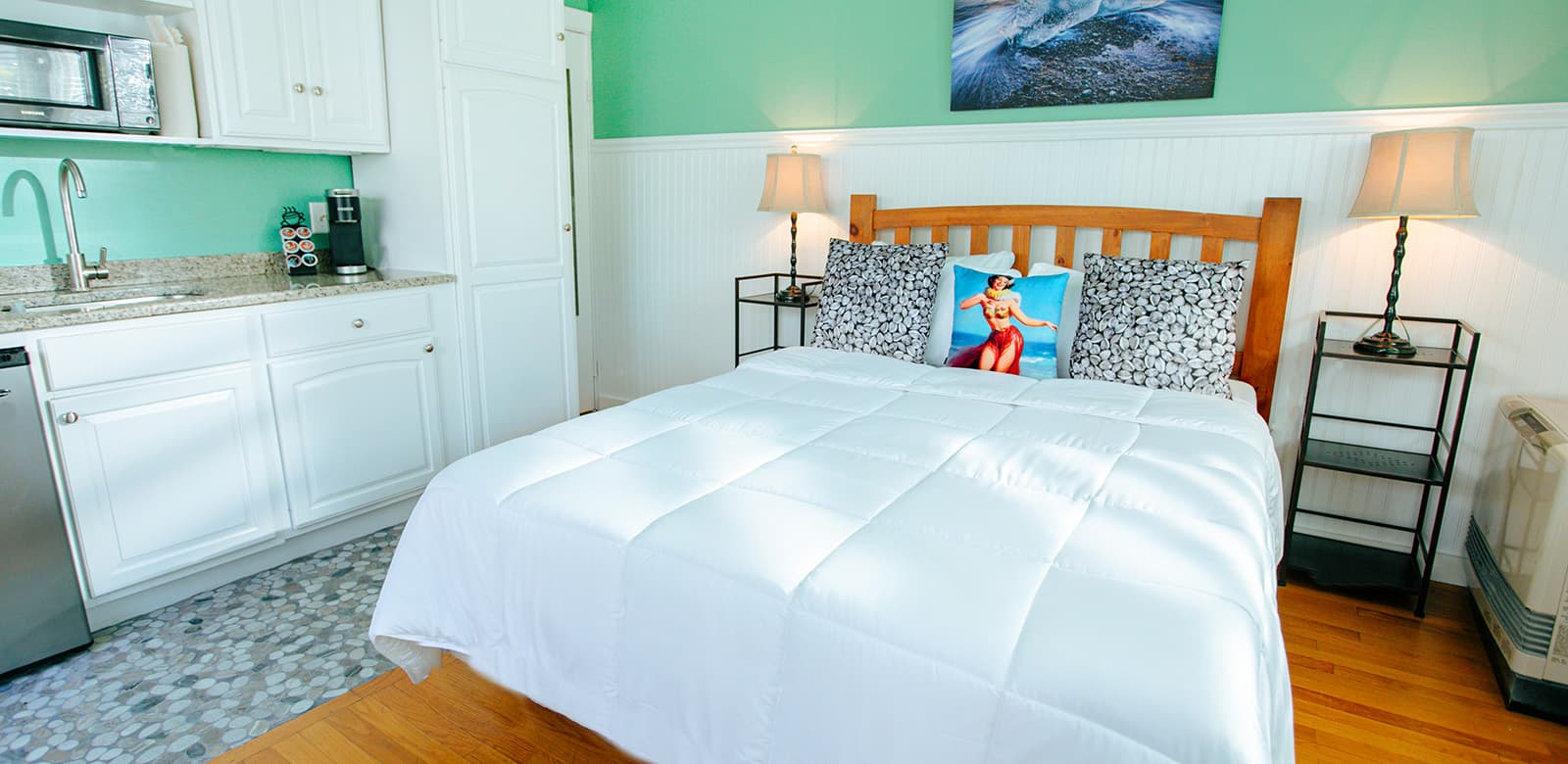View of the kitchenette and queen-size bed at Christopher room