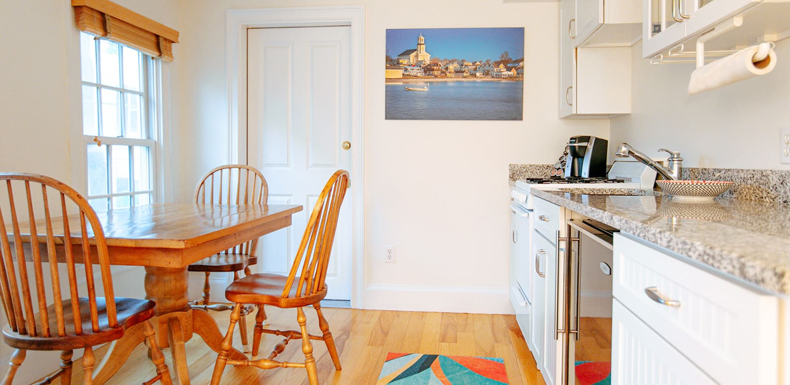 Dining area in a fully-equipped kitchen at Olivia