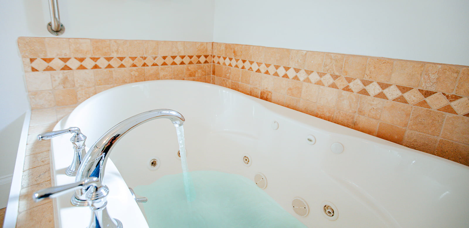 Whirlpool tub at the bathroom of Susan